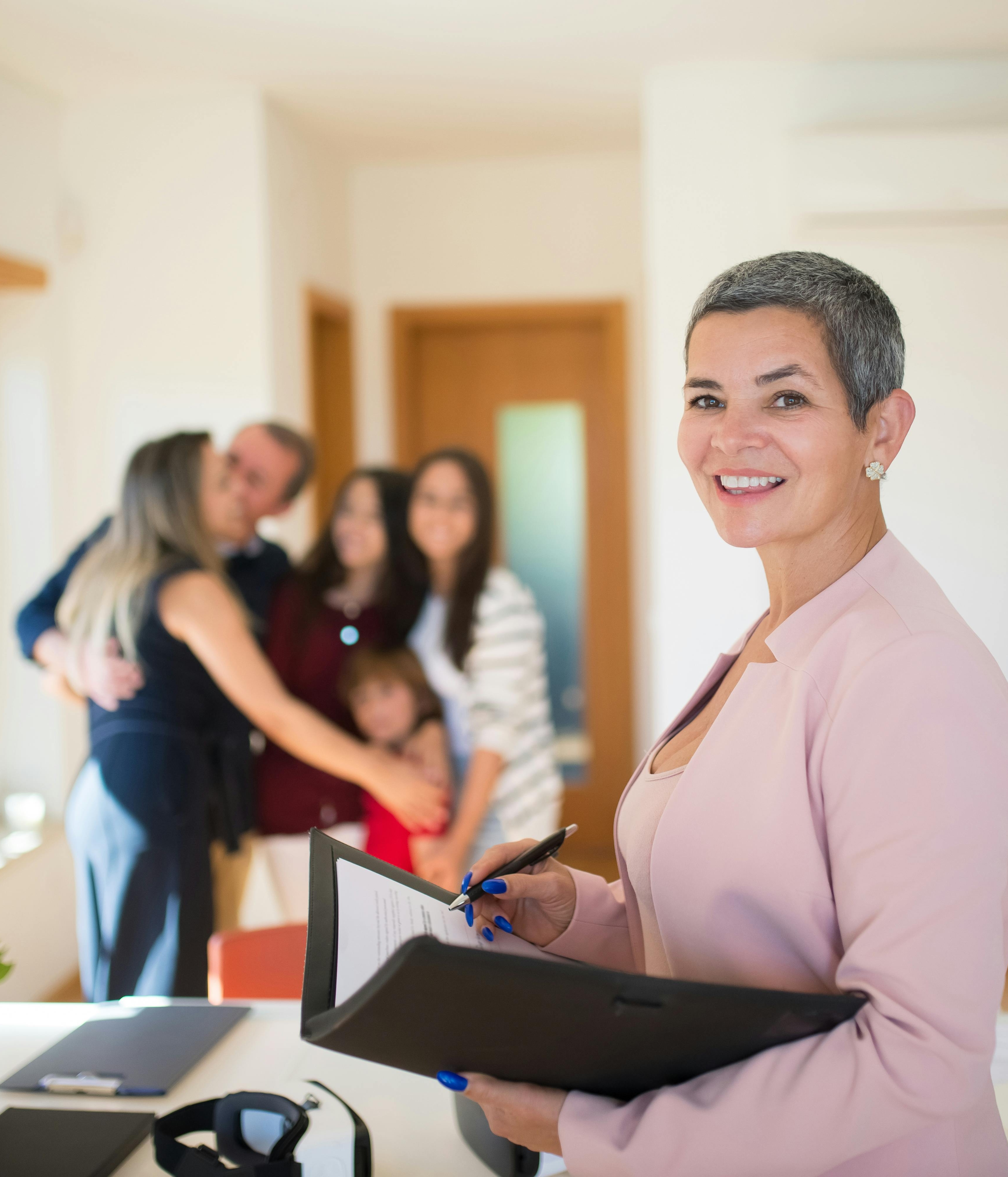 Foto von Kampus Production: https://www.pexels.com/de-de/foto/hauser-frau-haus-zuhause-8730026/